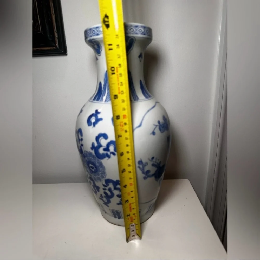 💙🤍Vintage Blue and White Chinese Vase